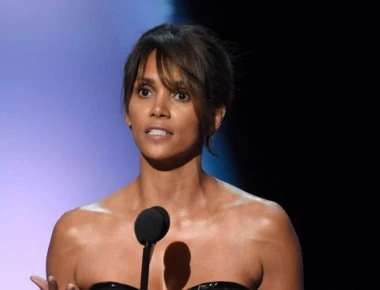 Η Χάλι Μπέρι έβαλε ένα φόρεμα κι έκανε όλα τα βλέμματα να γυρίσουν πάνω της (φωτό)